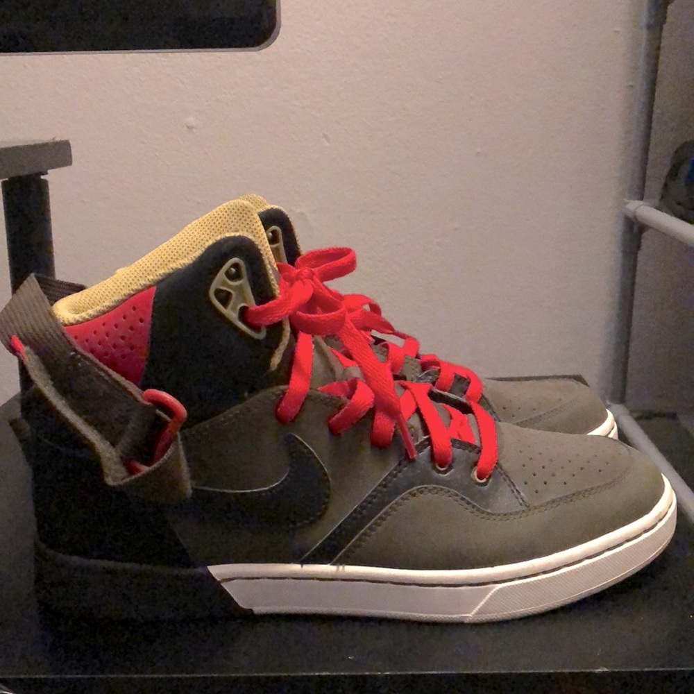Men’s Nike high tops with strap. Size 9. Gently worn! Some wear on the front.